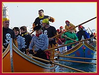 I Pirati con in scia i 6 Nani della remiera Serenissima.