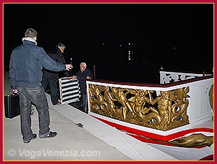 Natale di Venezia: 0re 4,20 di lunedì 23 marzo 2009. al buio le operazioni di carico