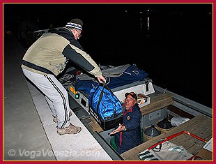 Natale di Venezia: A bordo del potente Mototopo della Catil, si caricano le vivande e i bagagli