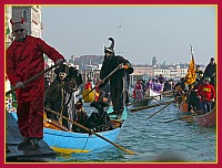 La Gondola della Serenissima con quattro stupende Maschere Veneziane.