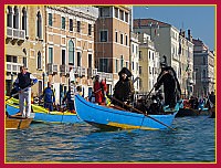 La Gondola della remiera Serenissima con quattro stupende Maschere Veneziane.