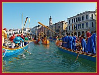 L'Alzaremi del corteo acqueo del Coordinamento delle Remiere nel Carnevale di Venezia