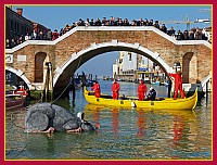Sotto lo sguardo divertito di migliaia di spettatori, nuota libera e indisturbata la Pantegana del Coordinamento delle Associazioni Remiere di Voga alla Veneta. Venezia.