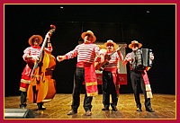 I Gati de Venexia, durante  l’esibizione canora per il pubblico delle remiere al Godoni