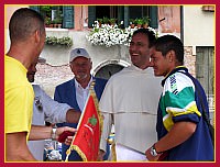 Consegna la bandiera ai vincitori, il padre di San Zanipolo.